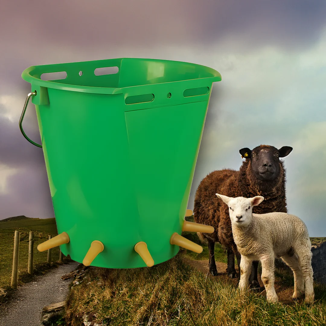 Lamb feeding bucket with 6 teats, 8 L