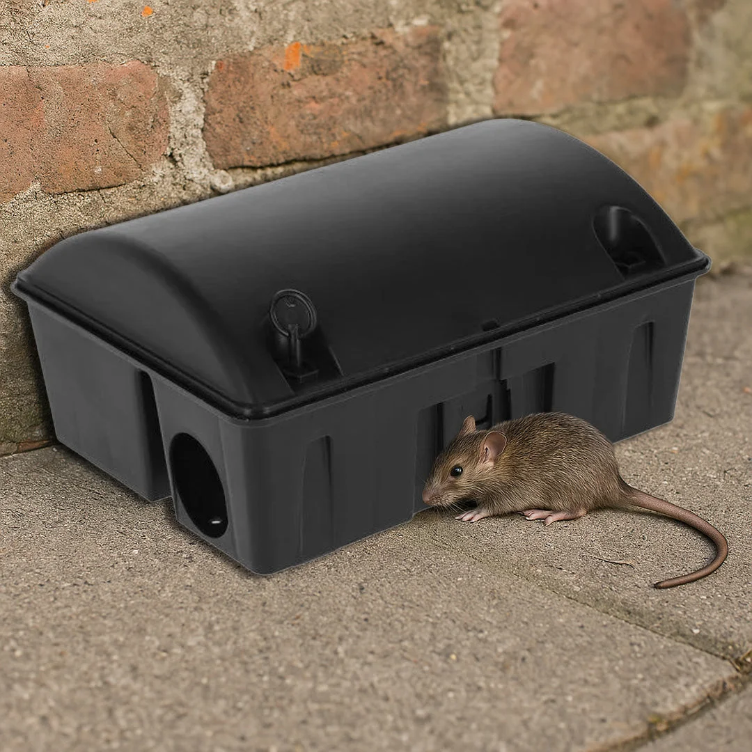Lockable rodent bait station