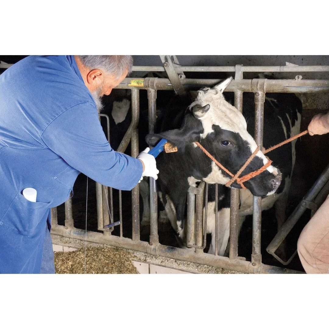 Ear tag applicator with pin and spare pin 